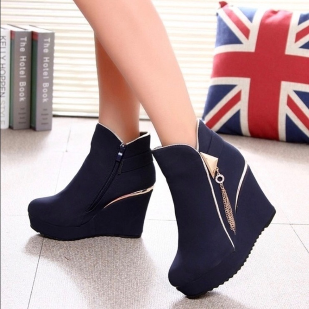 Size 7 Cute blue platform wedge ankle booties