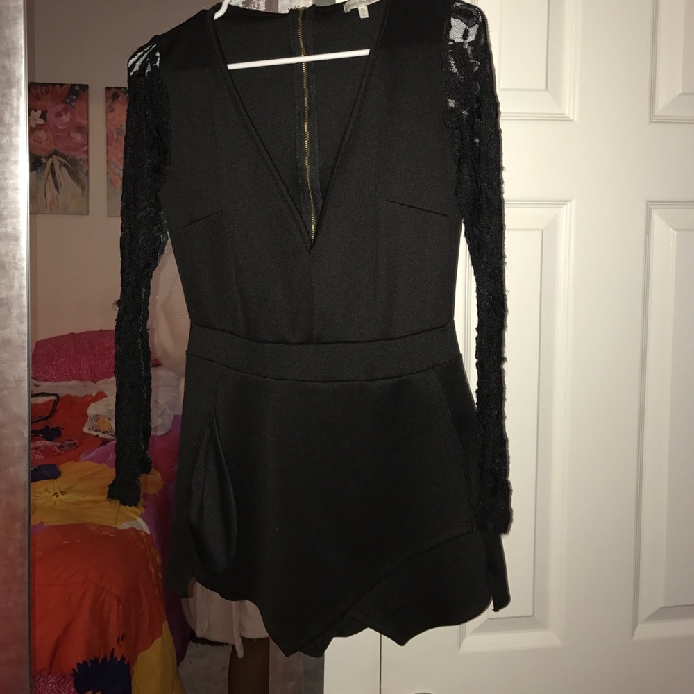 Cute black romper! 😍