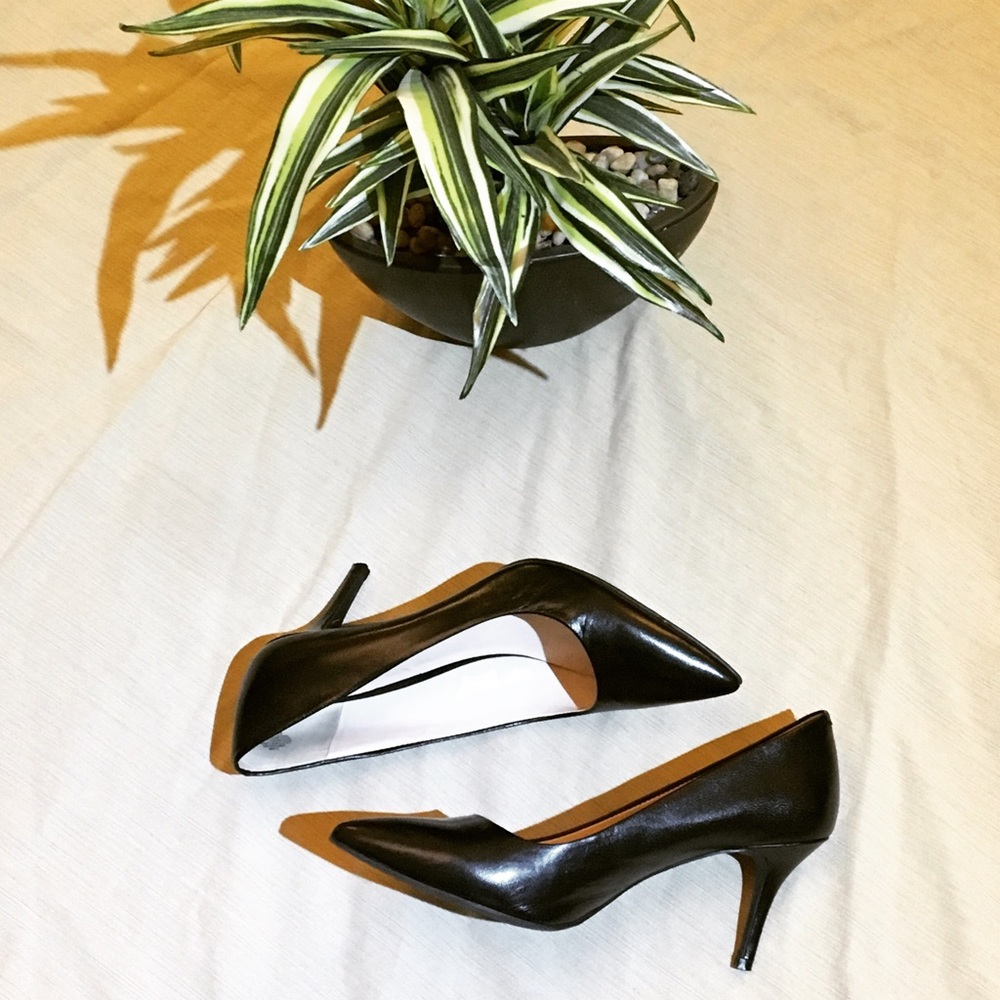 NWOB Classic black leather  pumps