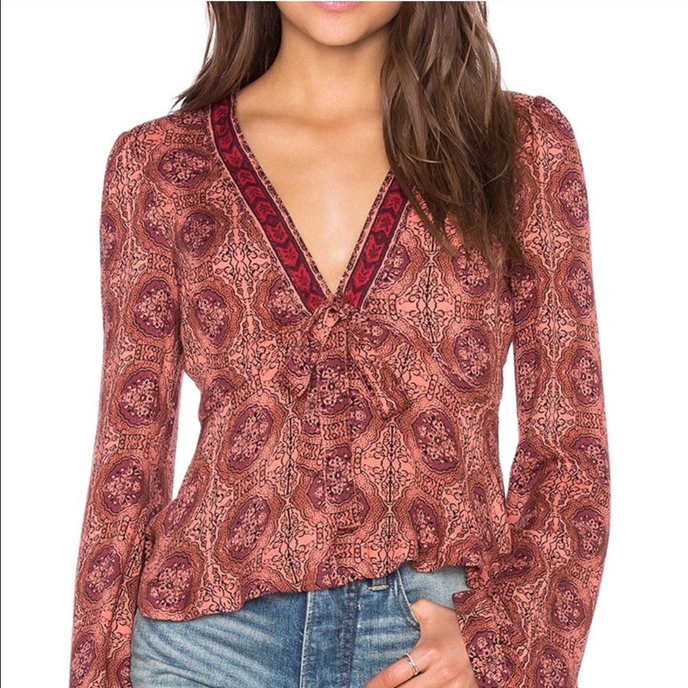 Free People deep V cut boho top w bell sleeves😍