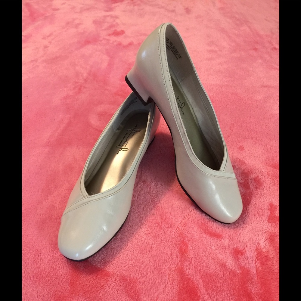 SoftStyle beige pumps