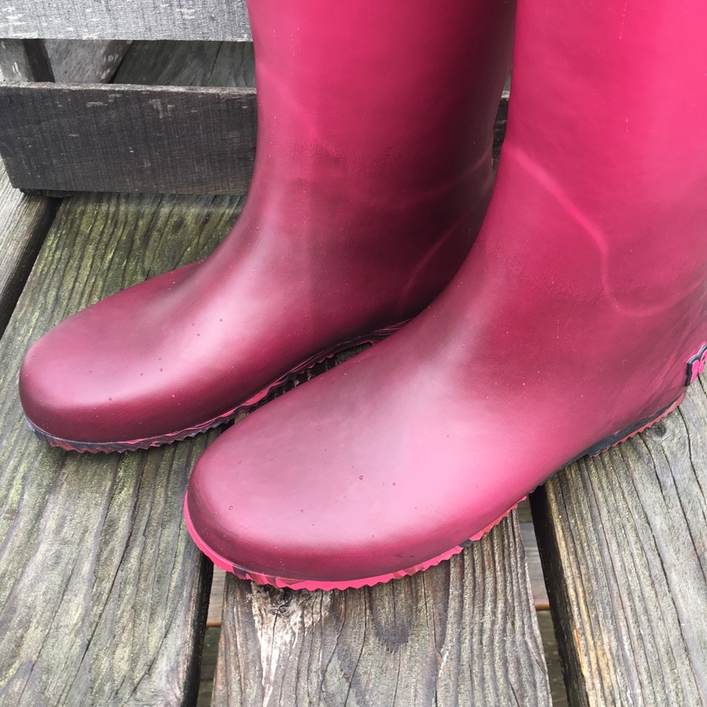 🌻 Butterfly Twists Pink Ombré Rainboots! NEW! - Picture 7 of 9