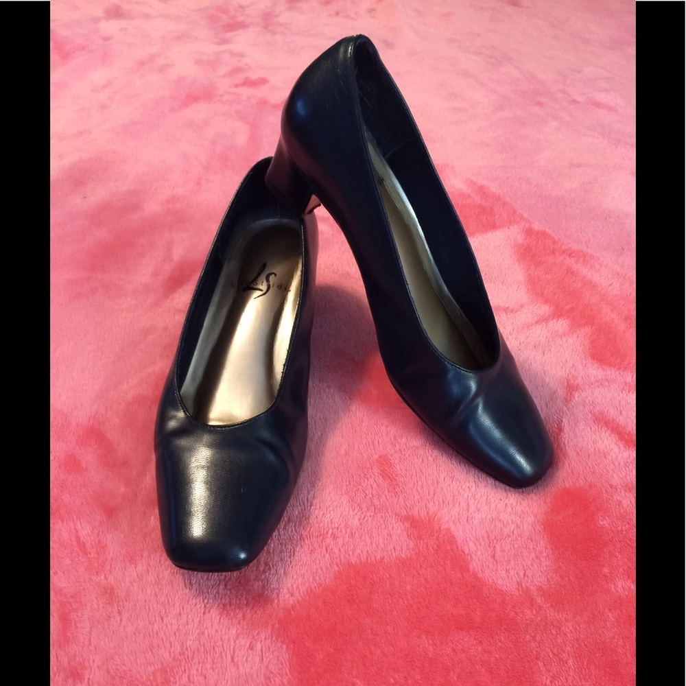 LifeStride navy pumps