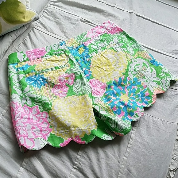 SOLD Lilly Pulitzer Scalloped Shorts - Picture 2 of 4