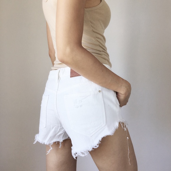 ON SALE. Must have White distressed frayed shorts - Picture 3 of 4