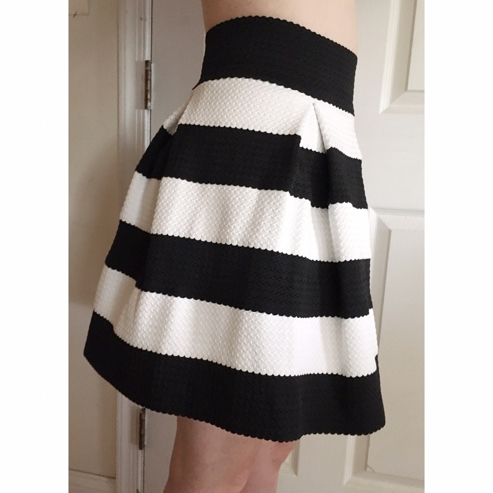 ↠NWOT↞ High Waist Tulip Skirt