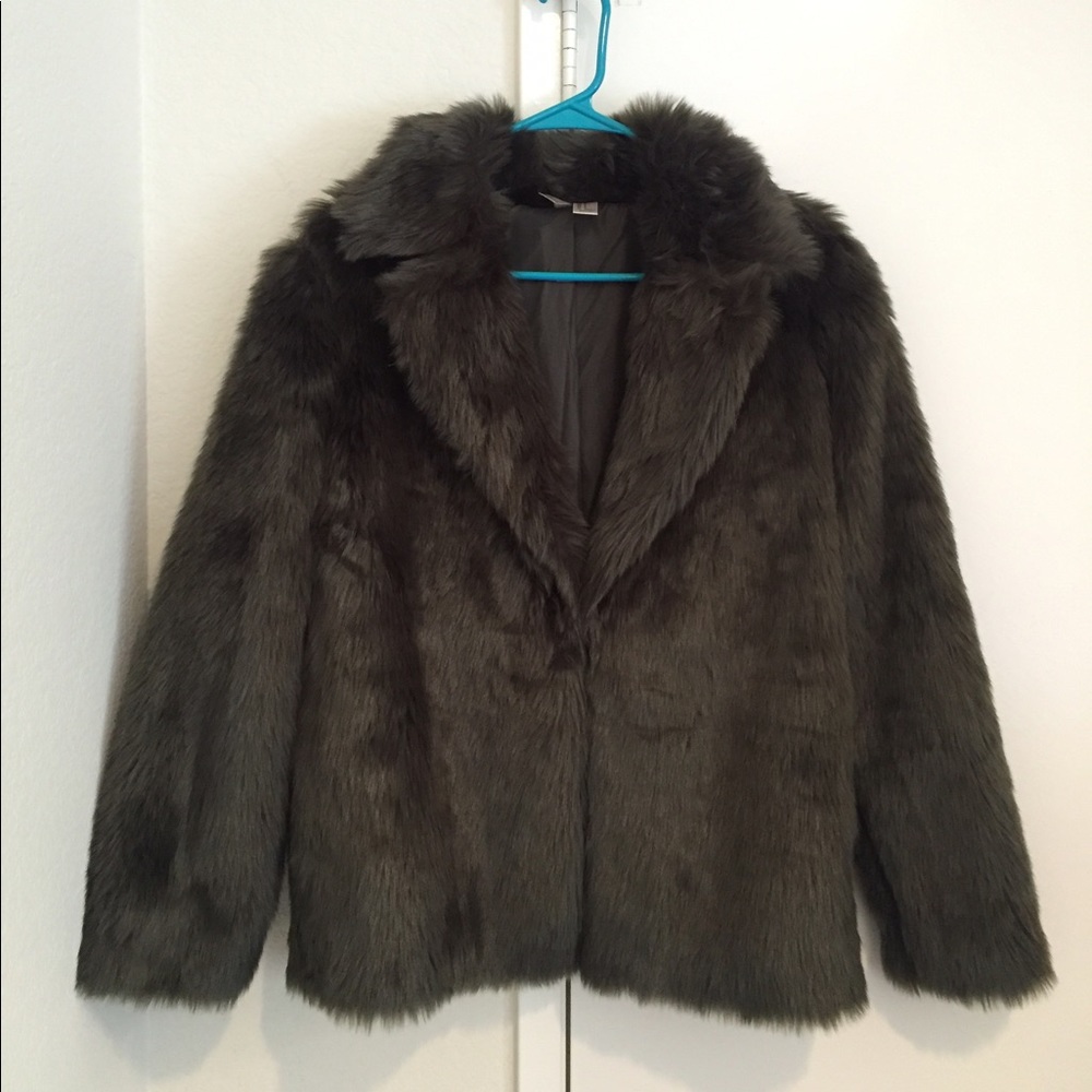 FOREVER 21- COLLARED LUXE FAUX FUR JACKET
