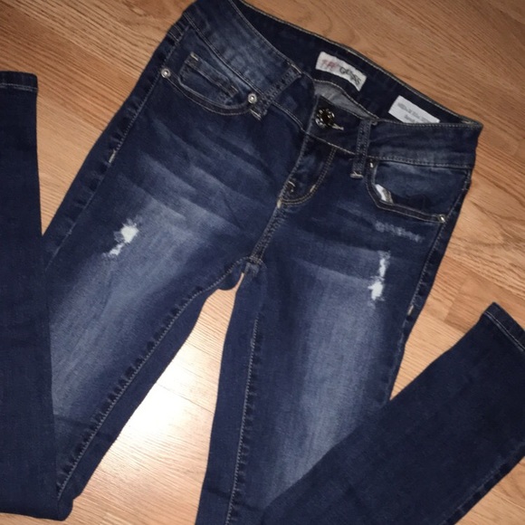 GUESS😍 - Picture 2 of 2