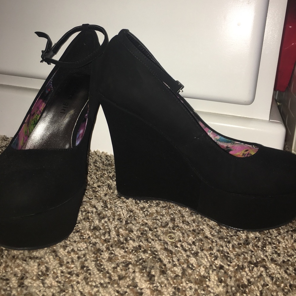 Madden Girl Black Wedges