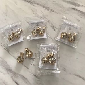 5 x pairs of gold / clear striped stud earrings.