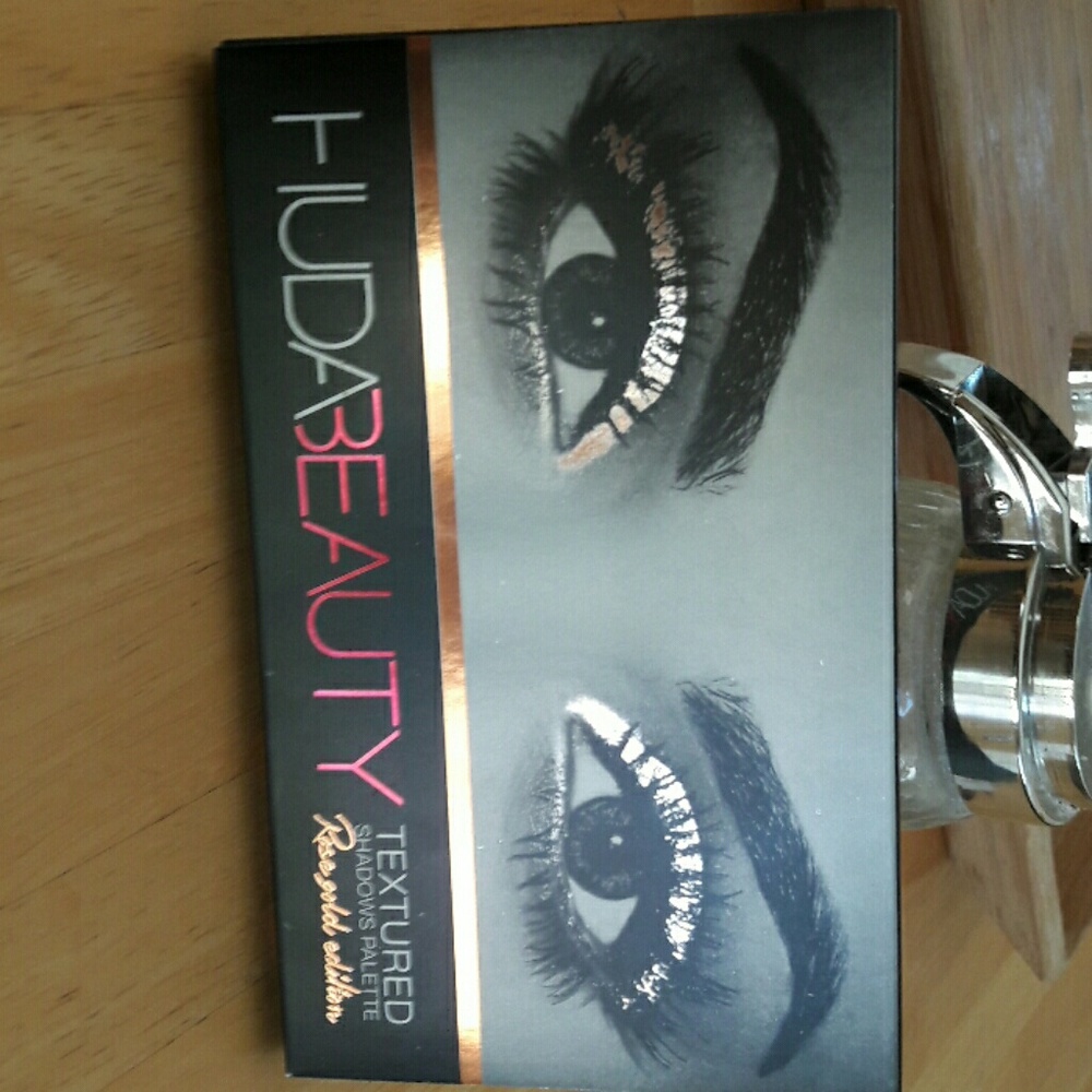 Authentic Huda beauty palette
