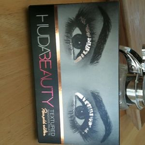 Authentic Huda beauty palette