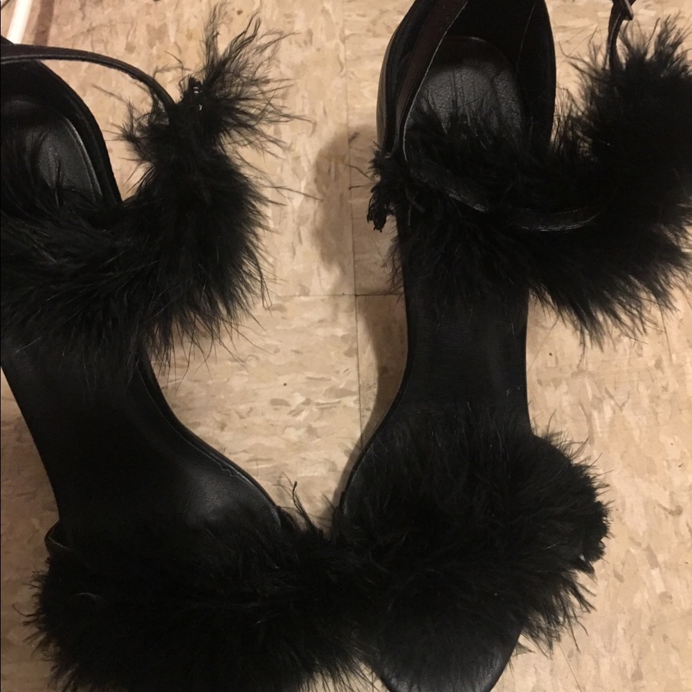Black heels with fur straps from Akira