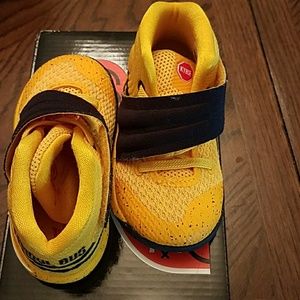 Toddler size 6c kyrie 2 (td)