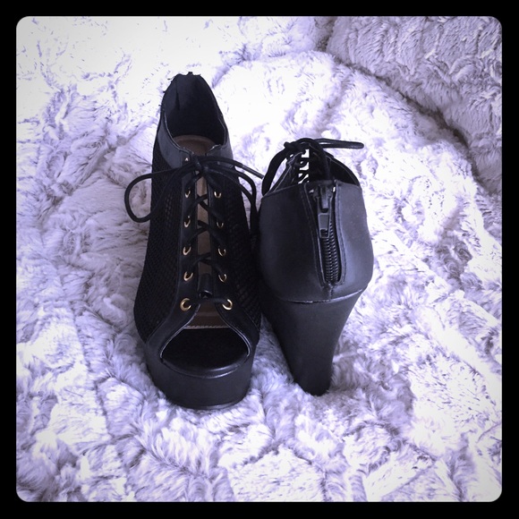 Mesh Front Tie Wedges--  7 -- New! Never Been Worn - Picture 2 of 2