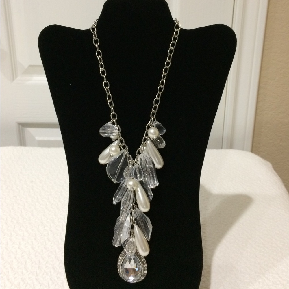 CLOSET CLOSING SALE NWOT Beautiful drop necklace