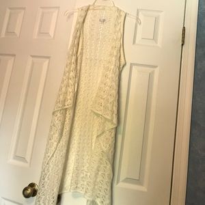 Long knit sleeve-less sweater