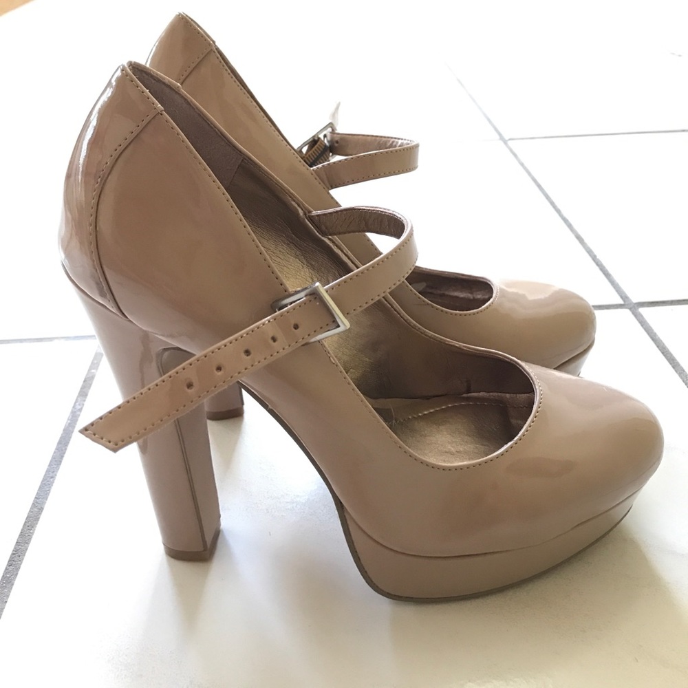 👠 Nude/ Tan simple Heels