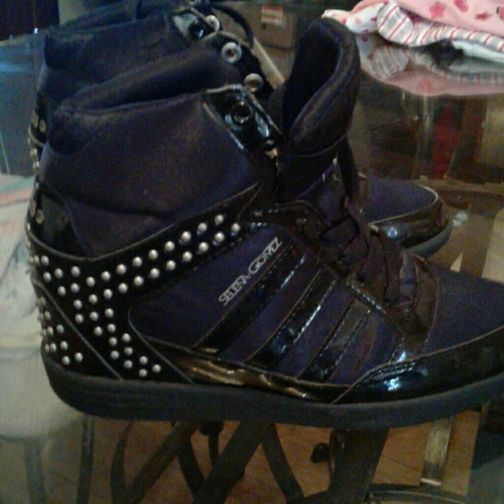 Sneakers, light scufg