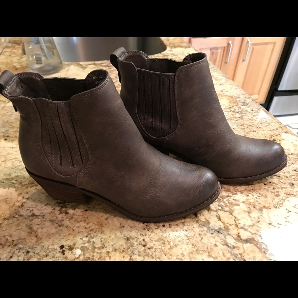 Grey ankle boots.New 6.5