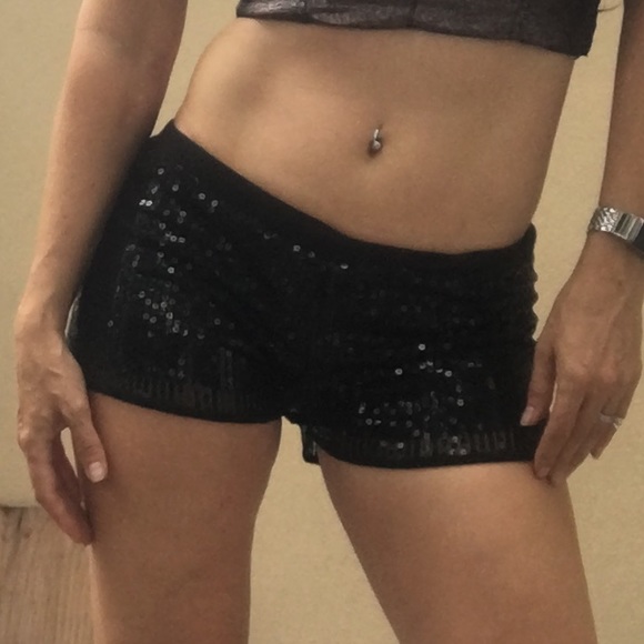 ❤️Black sequins stretch shorts - Picture 2 of 3