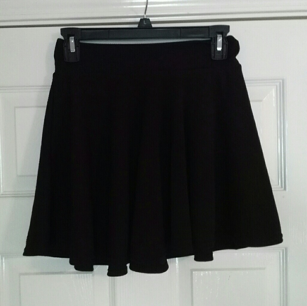 🚫DONATING SOON🚫 Black Skater Skirt