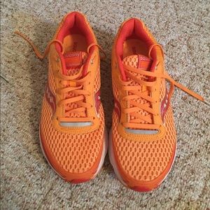 ✨Reduced price!! ✨ Saucony running shoes Size 11