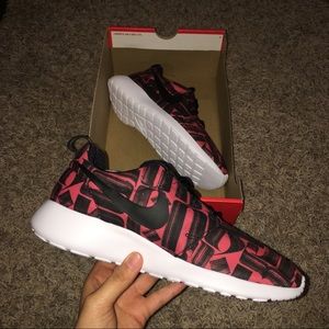 New Nike Roshe One Print size 8!