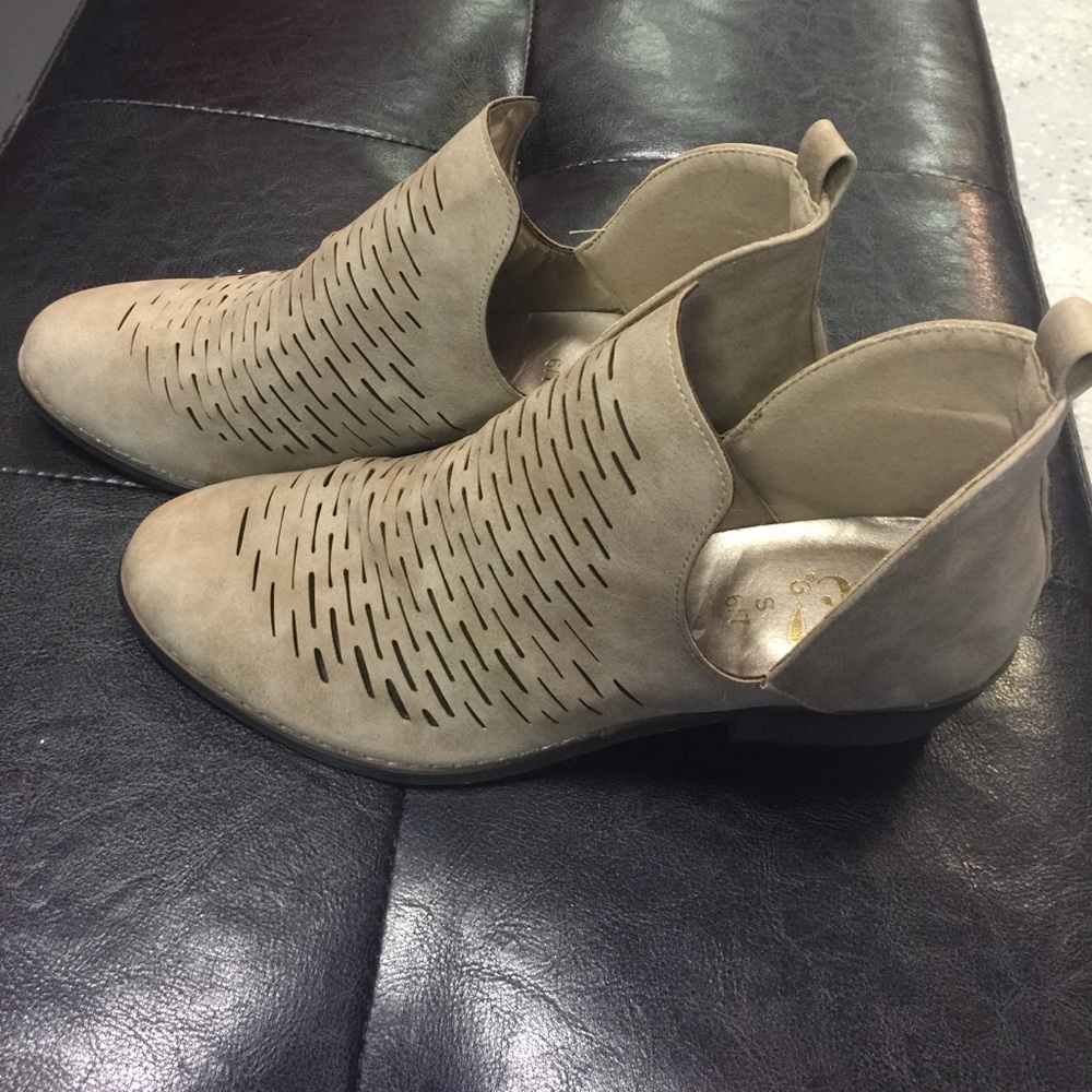 New ankle boots - Picture 2 of 3