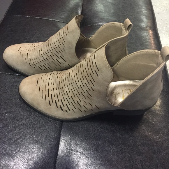 New ankle boots - Picture 2 of 3