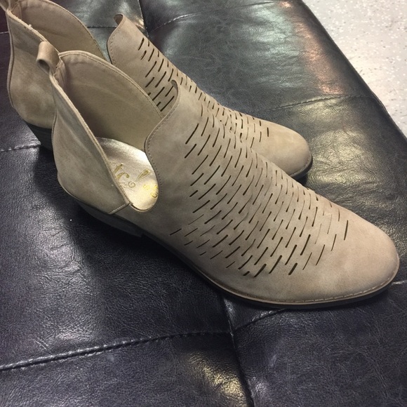 New ankle boots - Picture 3 of 3