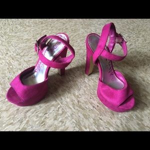 Magenta pumps