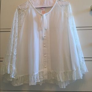 White Romeo & Juliet blouse-Never worn w/ tags