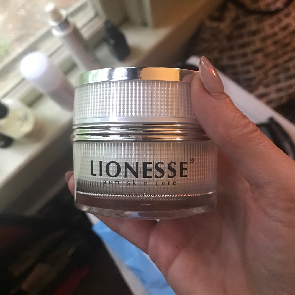LIONESSE white pearl facial peal. RETAILS 200!
