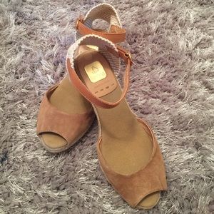 🎉LOWEST🎉! EUC Peep toe, tan suede wedges