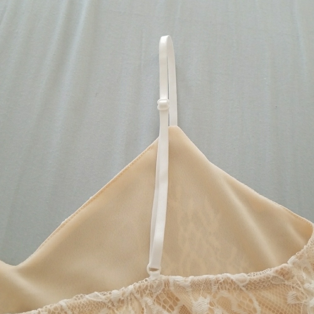 Charlotte russe beautiful lace crop top Make offer - Picture 4 of 6