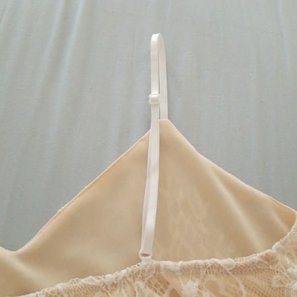 Charlotte russe beautiful lace crop top Make offer - Picture 4 of 6