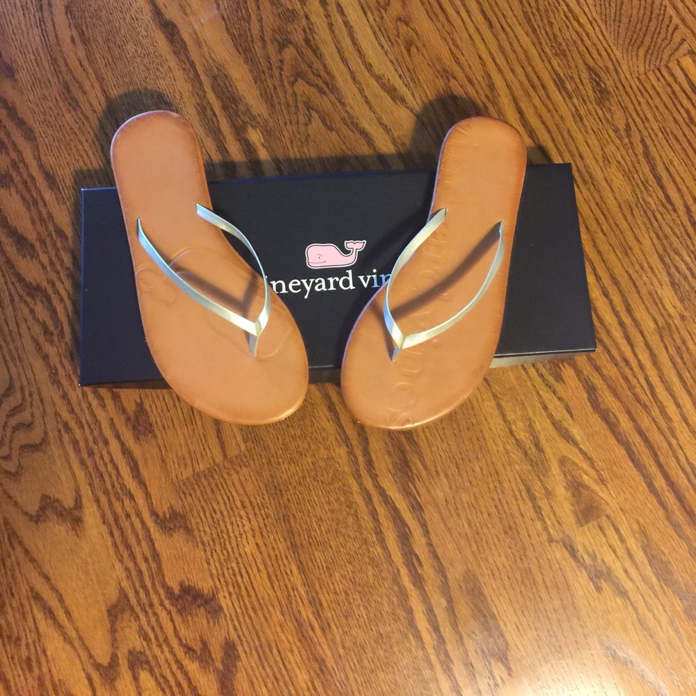 Vineyard Vines size 6 gold sandals