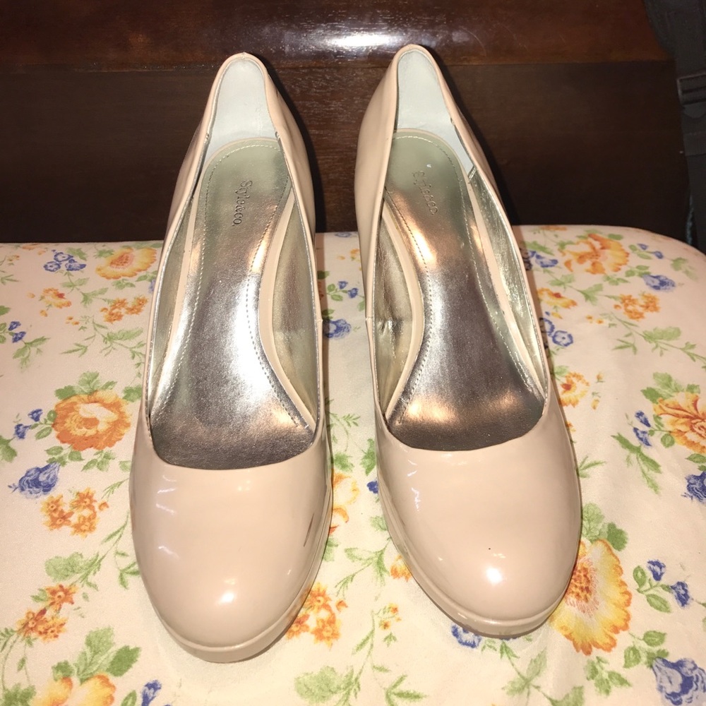 Style & Co. Beige Round Toe Pumps