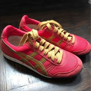 Asics tiger in coral & gold