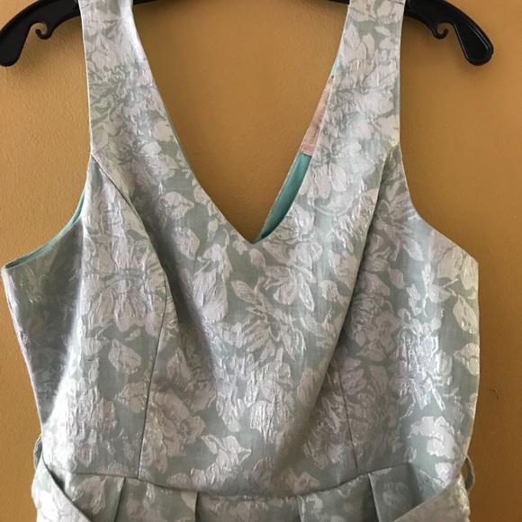 V neck dress. - Picture 2 of 5