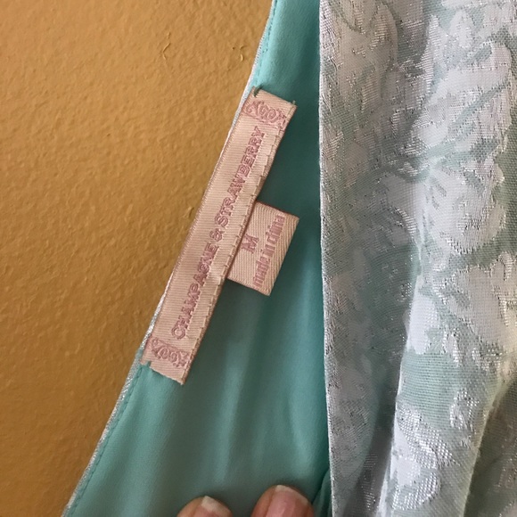 V neck dress. - Picture 4 of 5