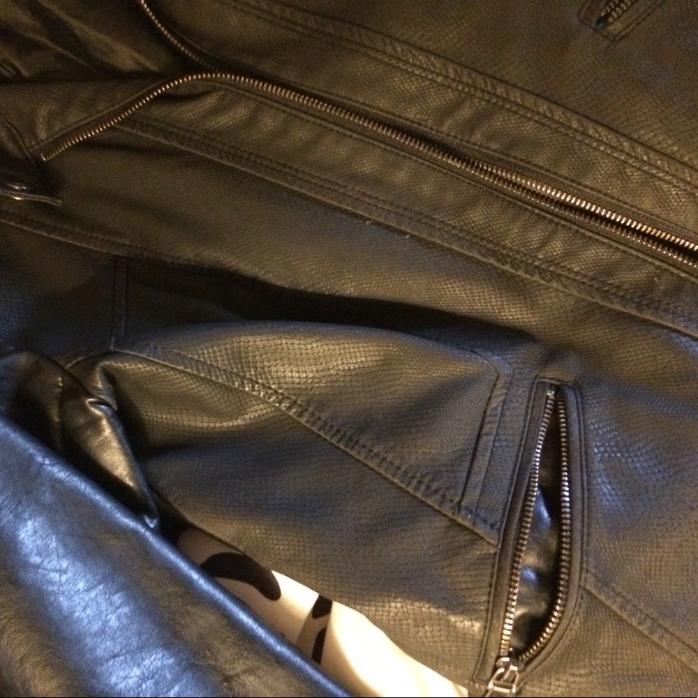 Leather jacket - Picture 3 of 3