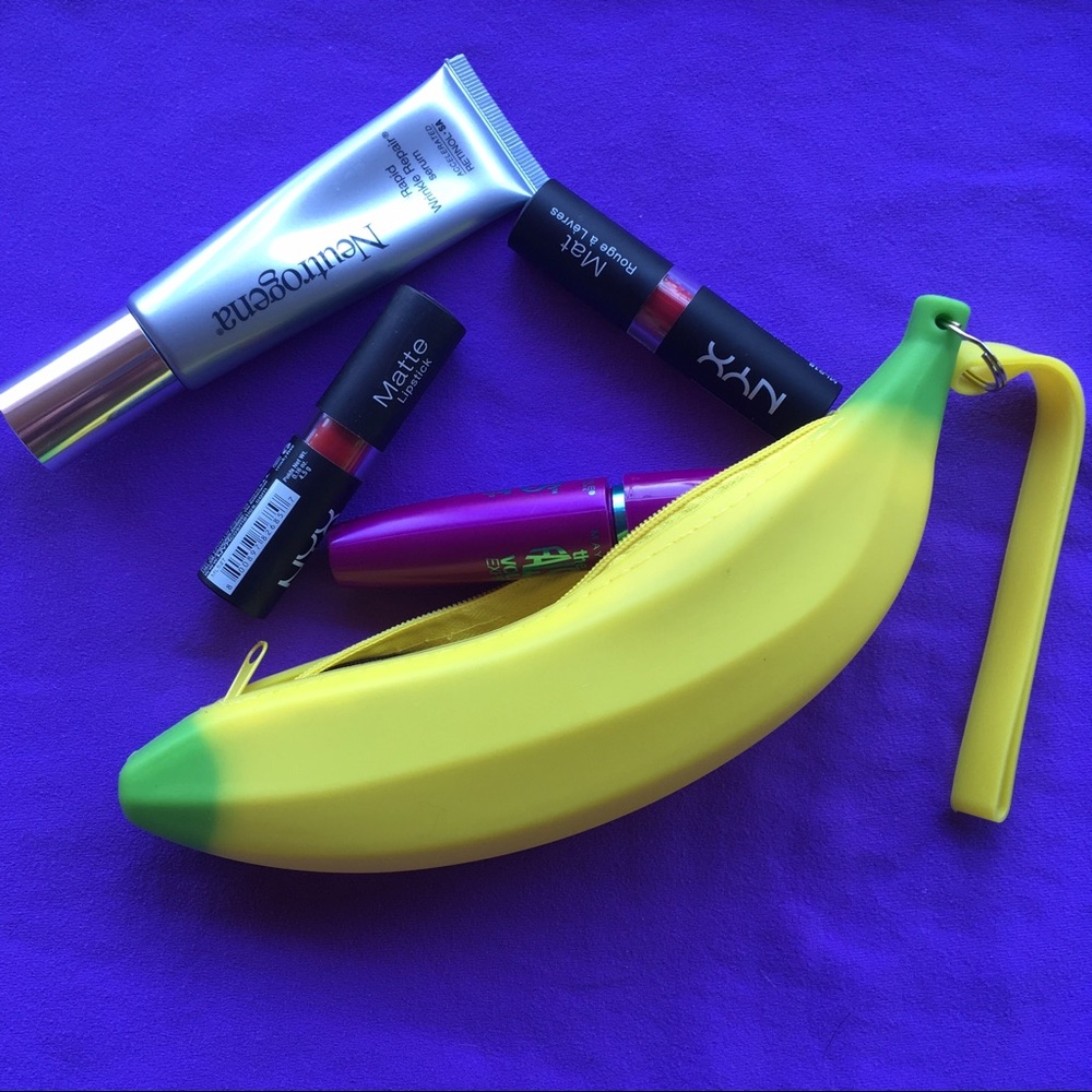 🌺 Banana Zipper Makeup Wristlet/ Coin Purse!