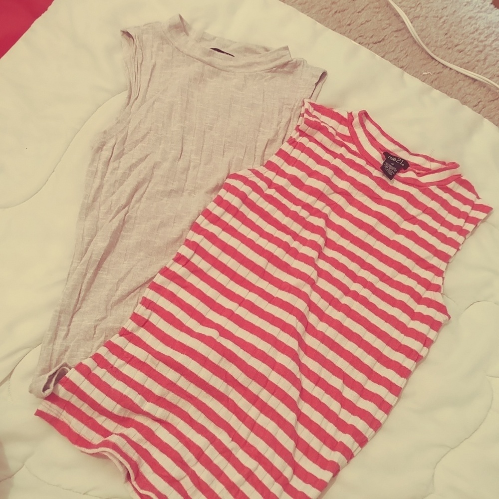 Lot of 2 sleeveless strech tops.