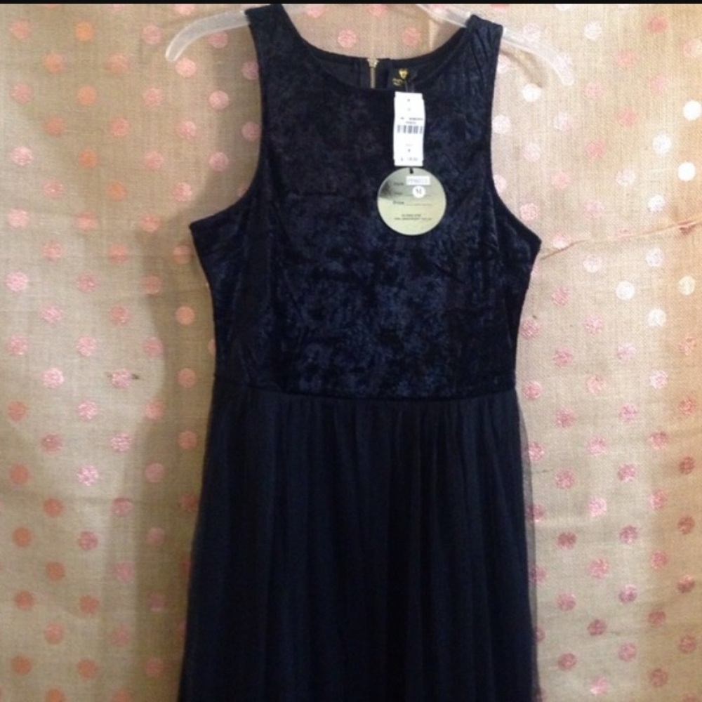 LF tight fighting/flowy black dress