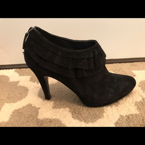 Tahari booties in black! SZ 10 - Picture 1 of 3