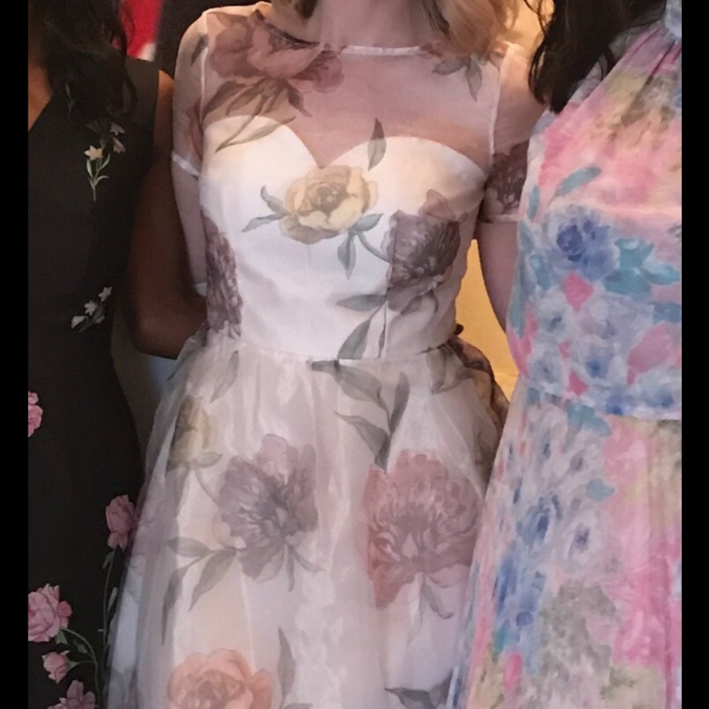 Chi Chi London Organza Dress In Overscale Floral - Picture 2 of 2