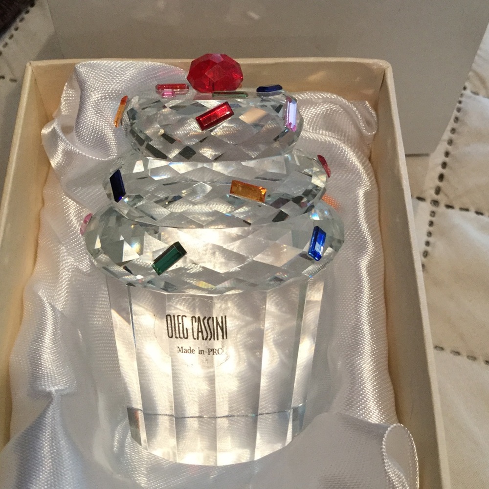 Oleg Cassini Cupcake Paperweight