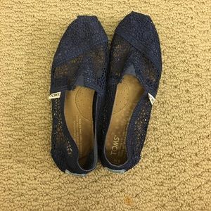 Toms Lacey navy blue flats